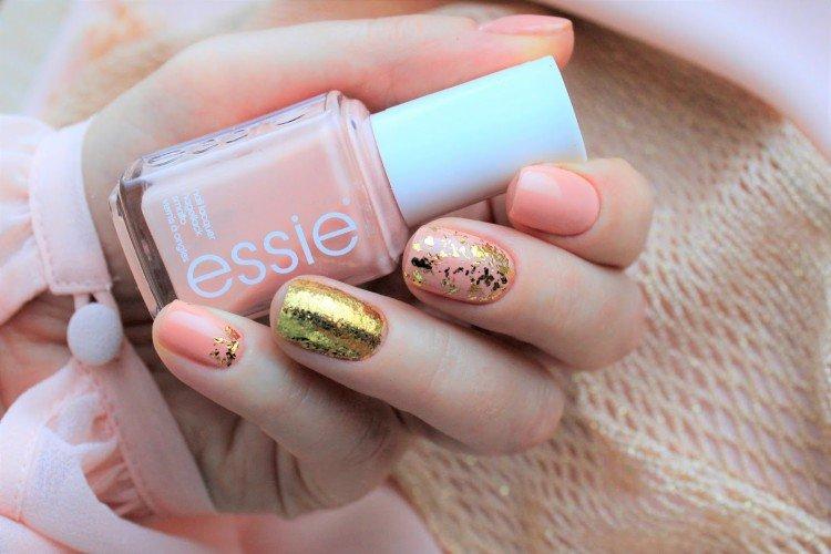 Manucure légère avec des flocons