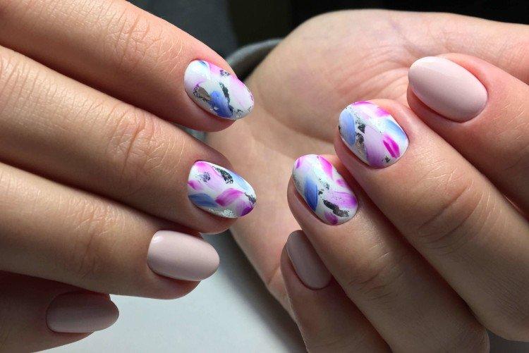 Manucure légère aux accents colorés