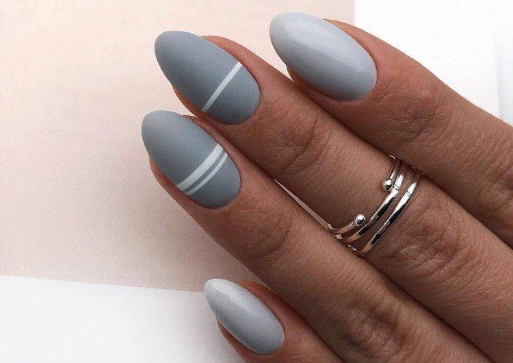 Manucure grise avec vernis gel