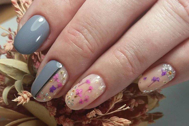 Vernis gel manucure aux fleurs séchées