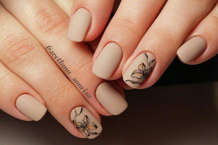 Manucure beige avec vernis gel