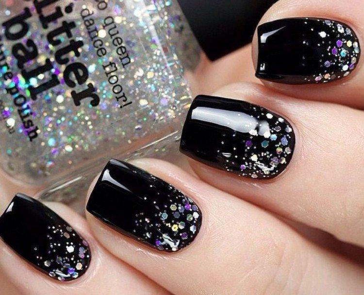 Manucure noire avec vernis gel