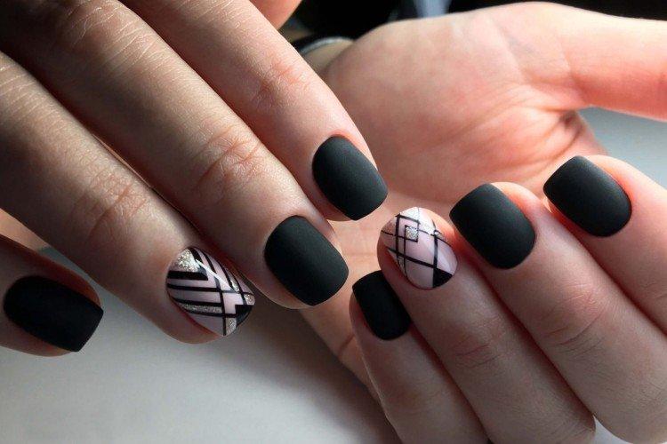 Manucure noire avec des dessins