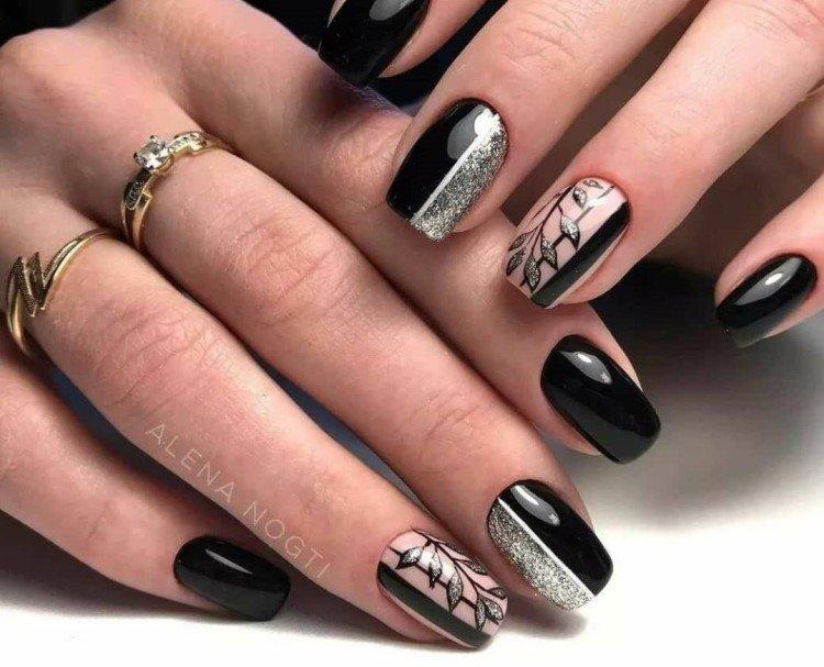 Manucure noire avec des dessins