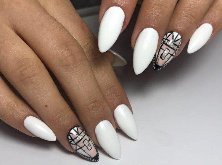 Dessins sur des ongles en amande