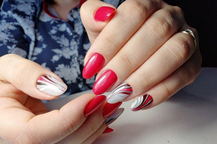 Dessins abstraits sur les ongles