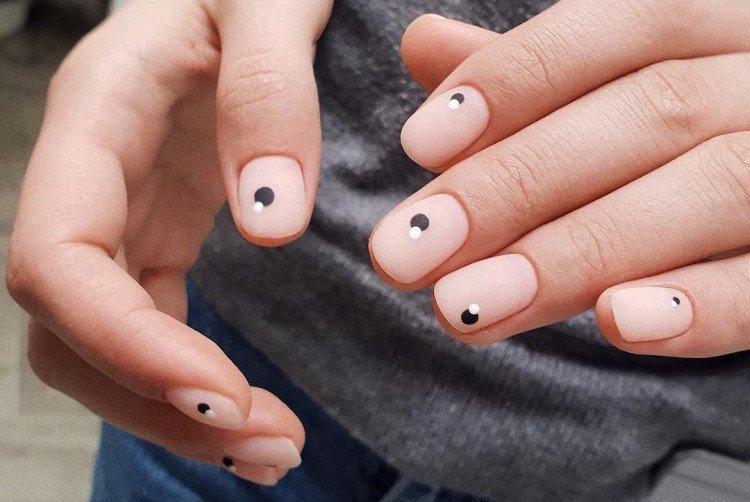 Dessins sur les ongles avec des points