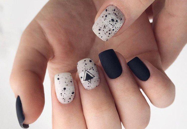 Dessins sur les ongles avec des points