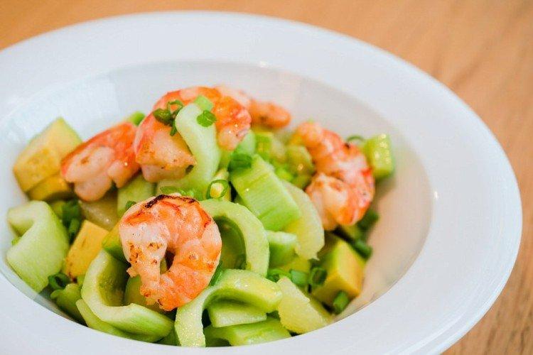 Salade d'avocat aux crevettes rapide