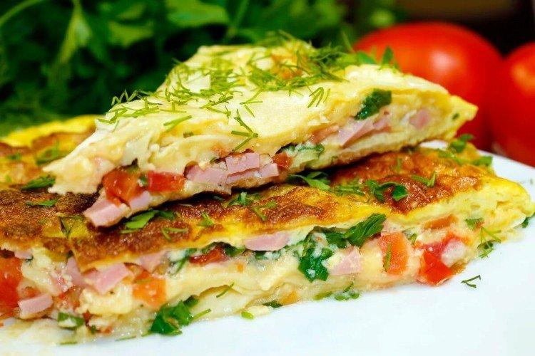 Omelette avec pain pita dans une poêle