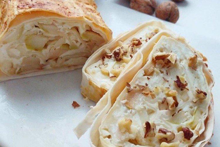 Rouleau de lavash au fromage cottage et poire