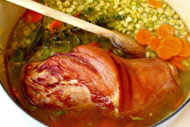 Soupe aux pois avec jarret de porc