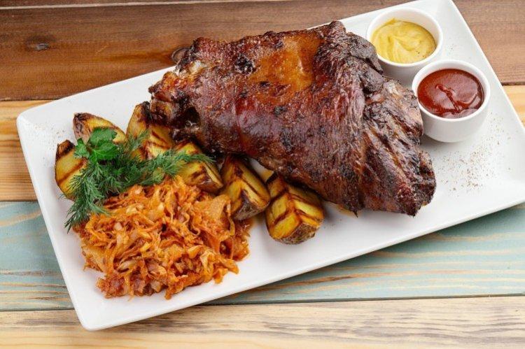 Jarret avec choucroute et pommes de terre