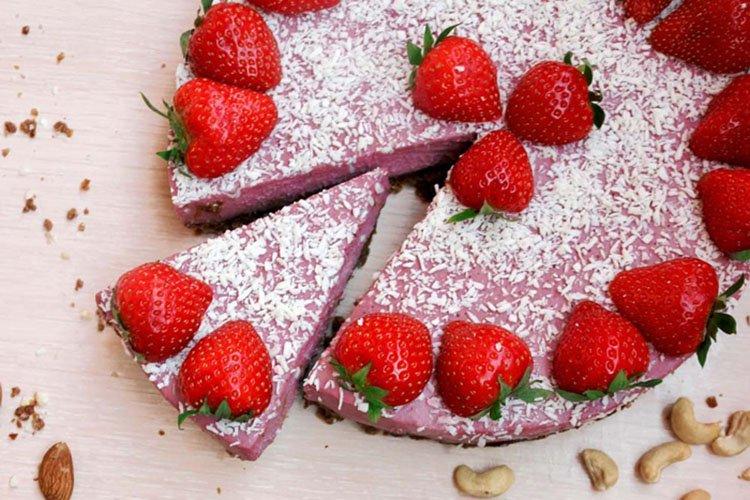 Gâteau maigre aux fraises et à la noix de coco sans cuisson