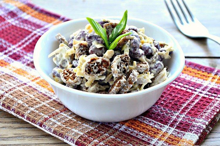 Salade de maïs, petits pois, saucisses et croûtons de seigle
