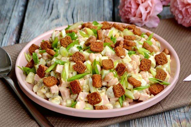 Salade avec saucisse bouillie, riz et croûtons