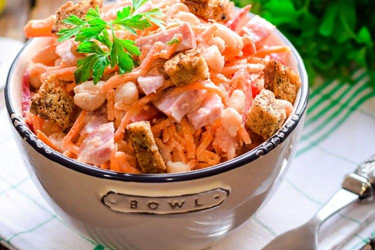 Salade de style coréen avec saucisse, croûtons et carottes