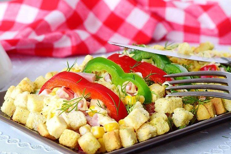 Salade de saucisses, pommes de terre et croûtons