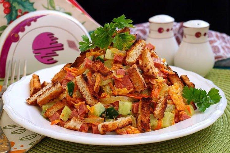 Salade feuilletée aux saucisses, kiwi et croûtons