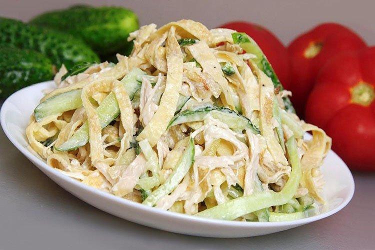 Salade de petit déjeuner avec saucisse et omelette