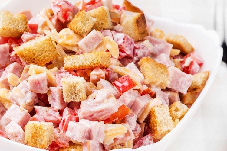 Salade de haricots aux saucisses grillées