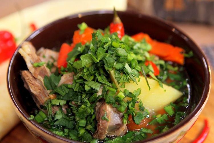 Shurpa de porc à la pâte de tomate