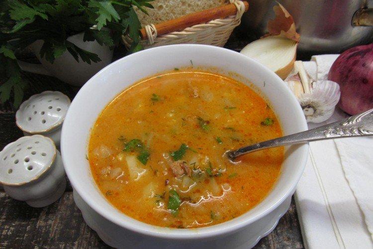 Soupe au chou frit et viande hachée