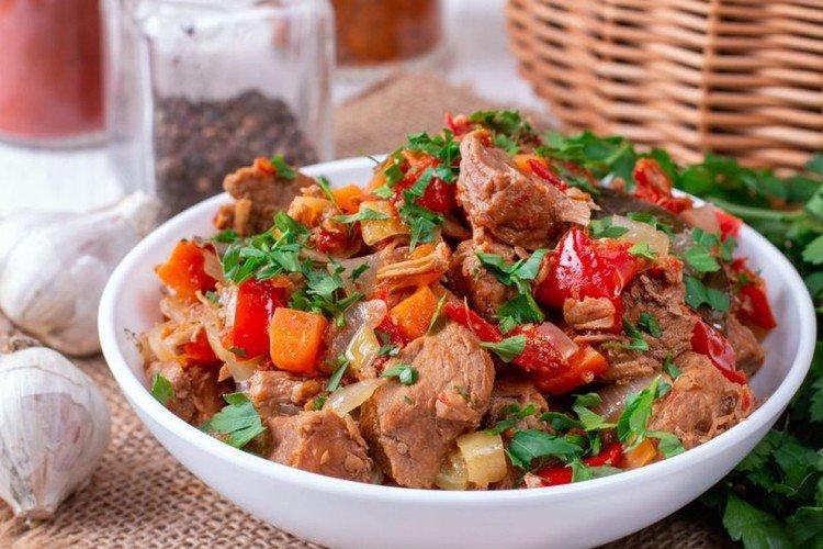 Légumes cuits avec de la viande