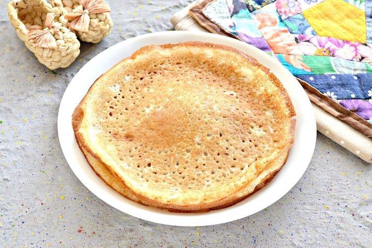 Crêpes à la vanille trouées dans le lait