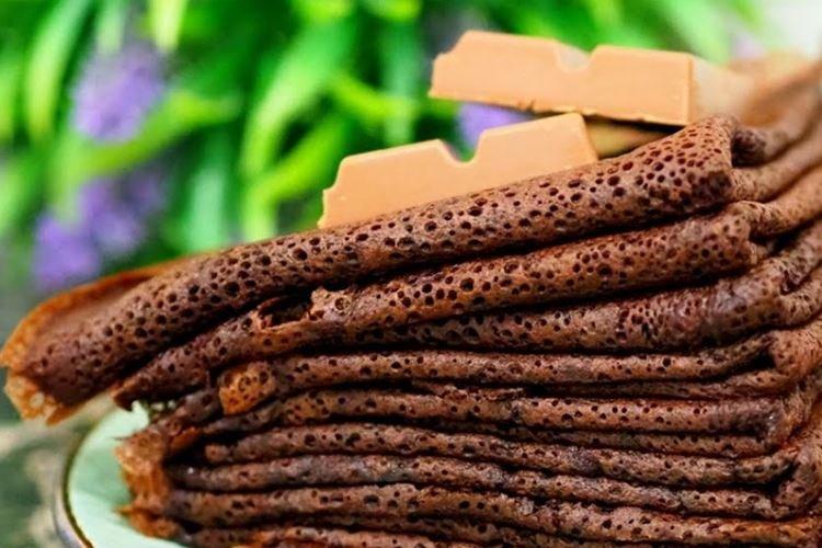 Crêpes au chocolat avec des trous dans le lait