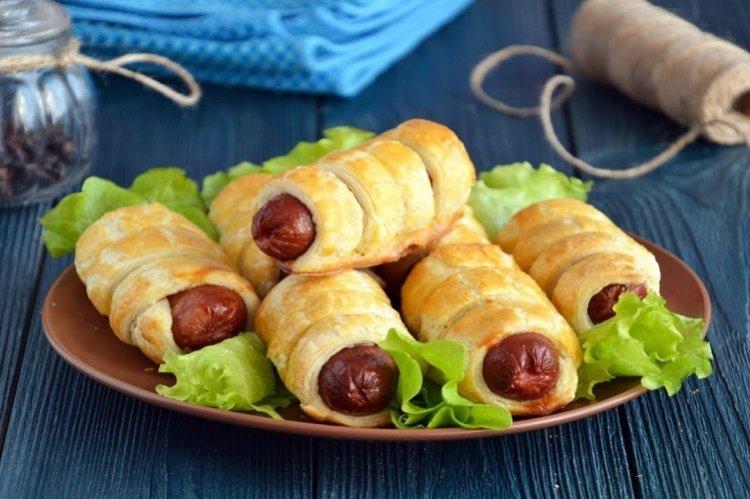 Saucisses dans une pâte feuilletée sans levure au four