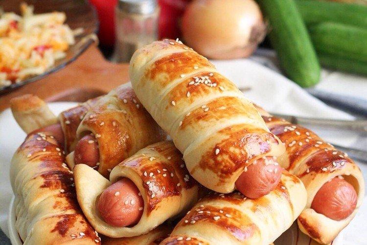 Saucisses en pâte feuilletée au ketchup et moutarde