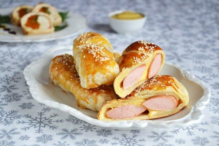 Saucisses au fromage en pâte feuilletée au four