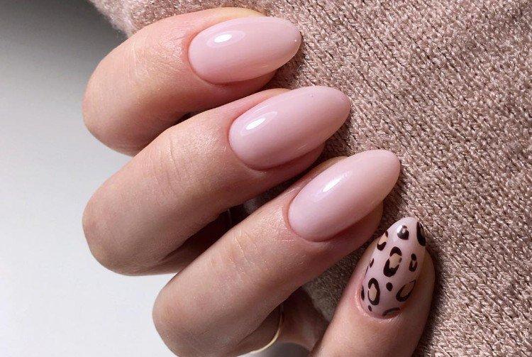 Accent manucure printanière