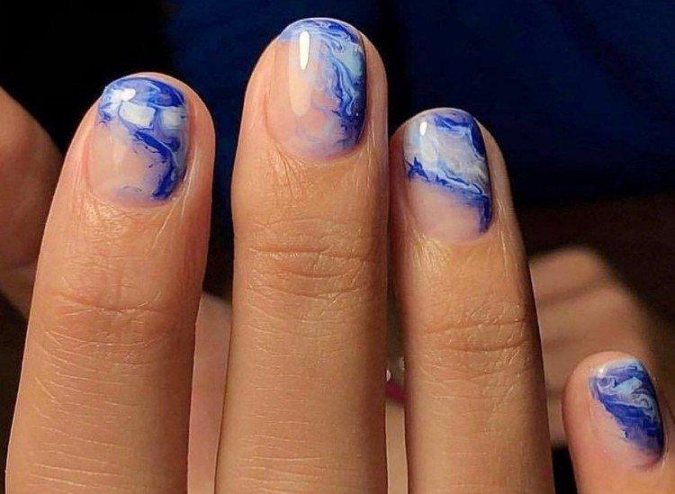 Manucure de printemps pour ongles courts