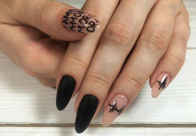 Manucure avec inscriptions
