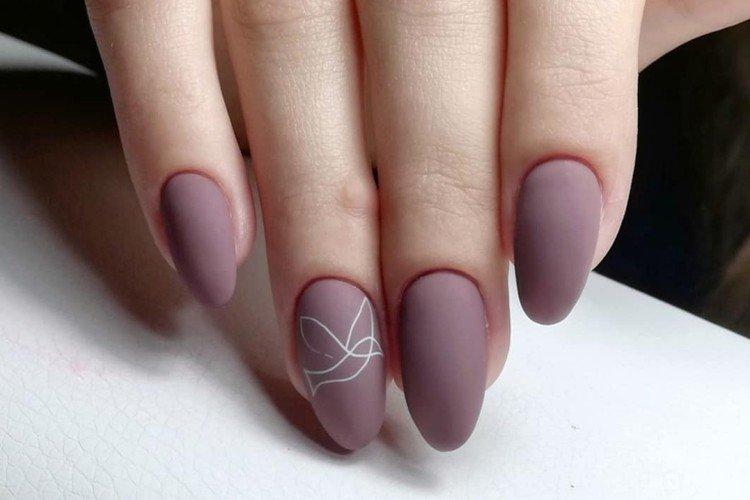 Manucure mate pour ongles ovales