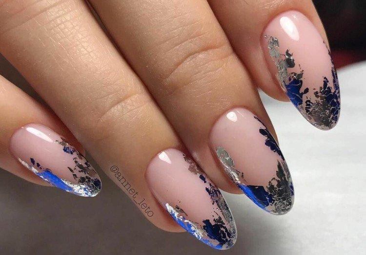 Manucure avec du papier d'aluminium sur les ongles ovales