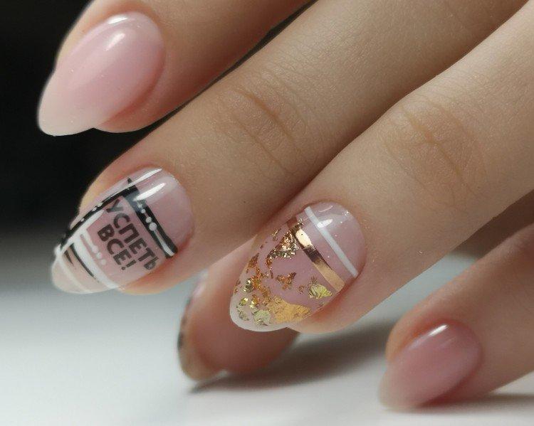 Manucure avec inscriptions