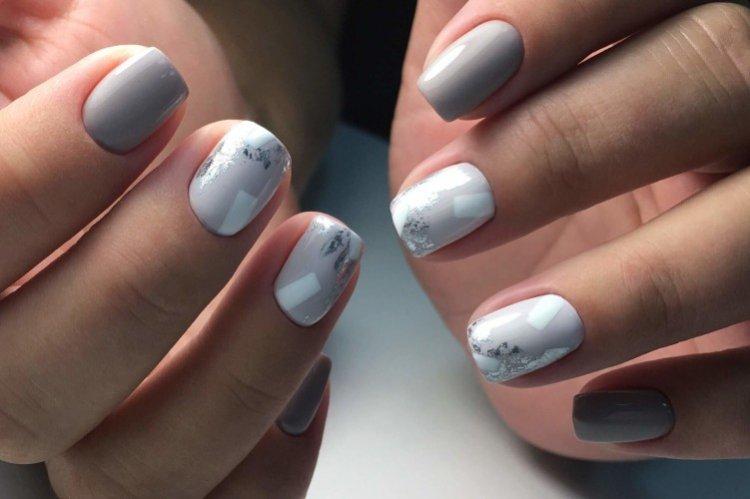 Manucure gris clair