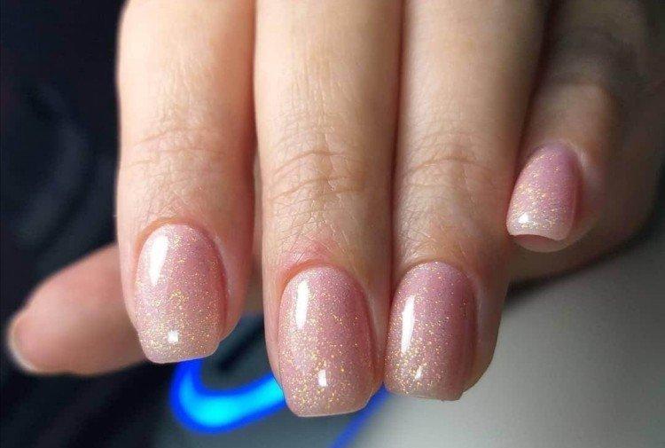 Manucure chatoyante pour ongles courts