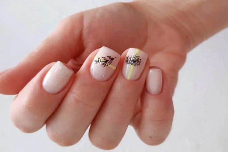 Manucure délicate avec des autocollants