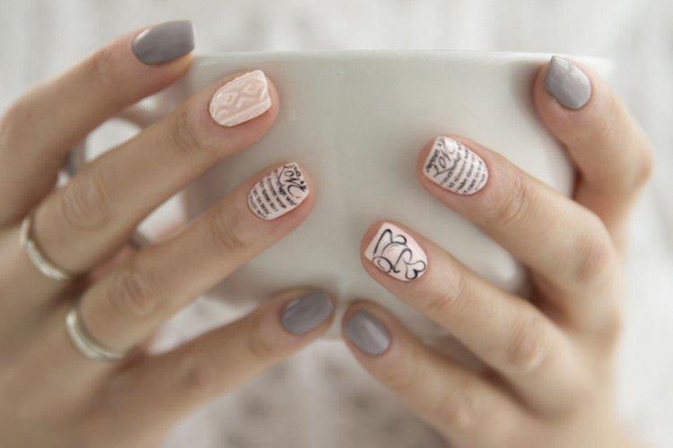 Manucure délicate avec des autocollants