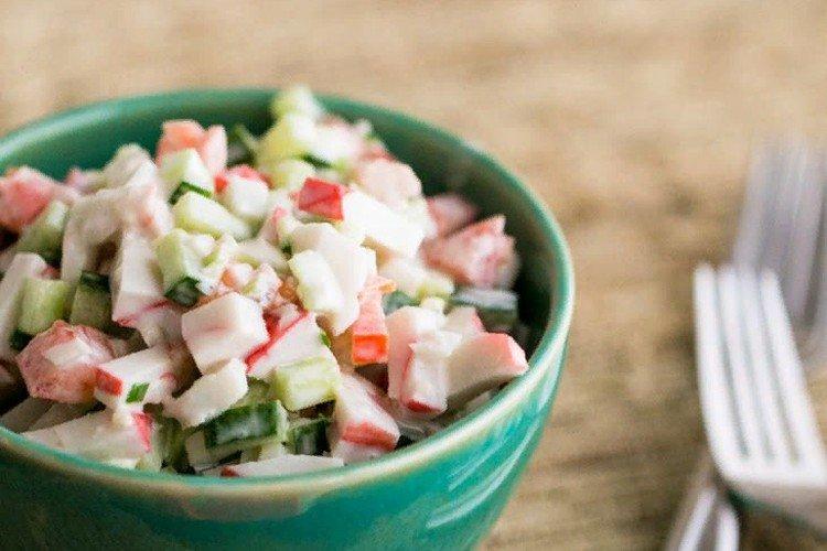 Salade de concombres, tomates et bâtonnets de crabe