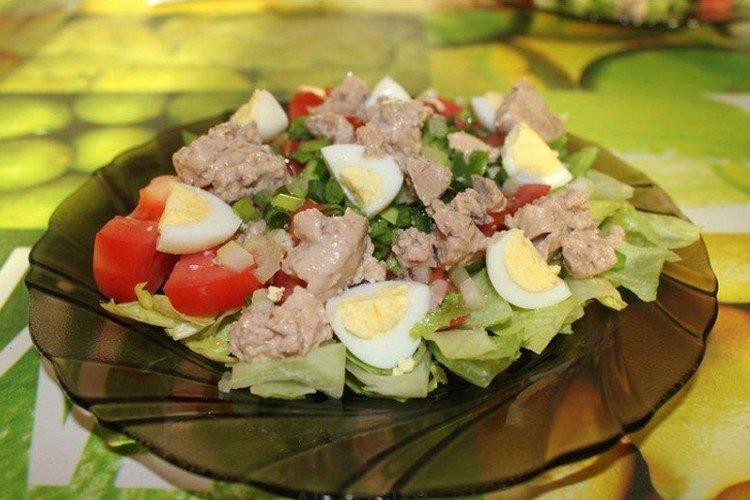Salade de concombres, tomates et foie de morue