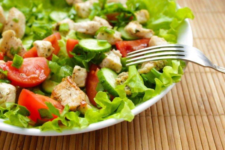Salade de tomates, concombres, poulet et fromage feta