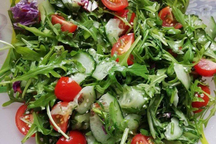 Salade de tomates, concombres et roquette