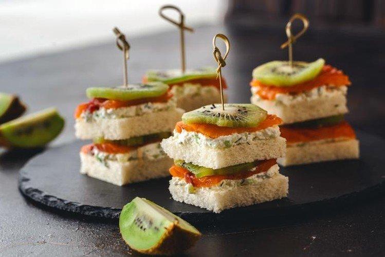 Sandwich au poisson rouge, fromage cottage et kiwi