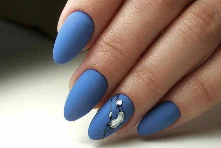 Manucure bleu foncé