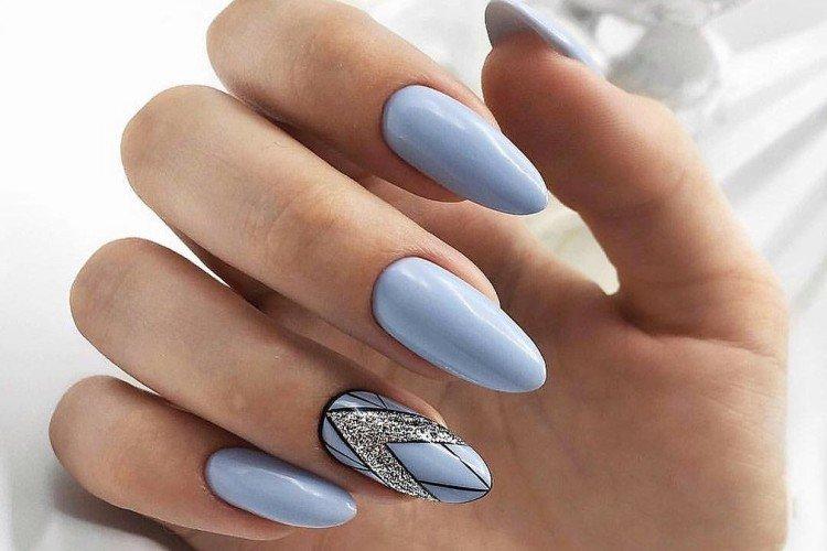 Manucure bleue à motifs géométriques